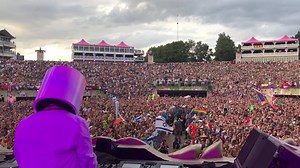 You can never go wrong with this song...especially at Tomorrowland