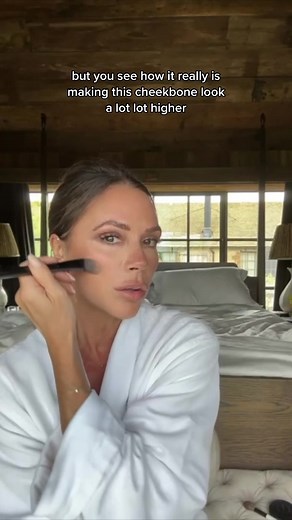 This is the ultimate contour stylo! When creating my #VictoriaBeckhamBeauty Contour Stylus I really wanted it to feel as easy as drawing with a crayon, but with maximum precision. I’m wearing shade Sandstone, using it to define my nose, provide a base for my smoky eye, enhance my cheekbones and jawline and sculpt around the temples. xx VB