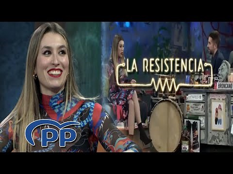 EVA SORIANO SORPRENDE en LA RESISTENCIA 'TOCANDO' EL HIMNO del PP con sus PECHOS