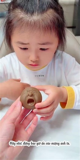 Review of the troll doll head toy that sprays water when you click on #trending.