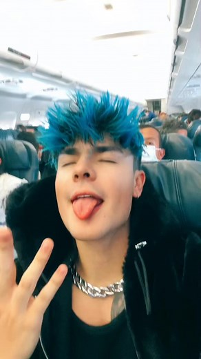 LIKE POR EL SEÑOR DE ATRÁS HAHA😂