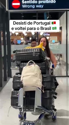 Acabei nem falando nada por aqui, mas sim, eu voltei para o Brasil, pra todo mundo que acompanhava meus vídeos sobre Portugal, muito obrigada, mas essa etapa da minha vida chegou ao fim! E se você tem alguma dúvida deixa aqui nos comentários #creatorsearchinsights #portugal🇵🇹 #brasil🇧🇷 #fyp