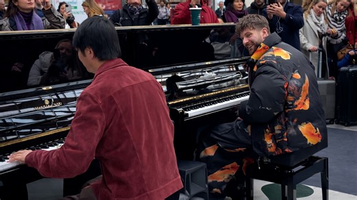 Two pianists face off at the station piano