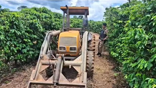 Notícias Nova Resende e região on Instagram: "PM PRENDE DOIS SUSPEITOS, APREENDE CAMINHÃO E RECUPERA TRATOR FURTADO EM OPERAÇÃO NA ÁREA DO 43º BPM Uma operação estratégica da Polícia Militar resultou, na manhã desta terça-feira (27), na PRISÃO DE DOIS HOMENS e na RECUPERAÇÃO DE MAQUINÁRIO AGRÍCOLA furtado. A ação também culminou na APREENSÃO DO CAMINHÃO UTILIZADO NO TRANSPORTE e de diversos materiais relacionados ao crime . A ofensiva teve início logo após o furto de tratores na região de Campo 