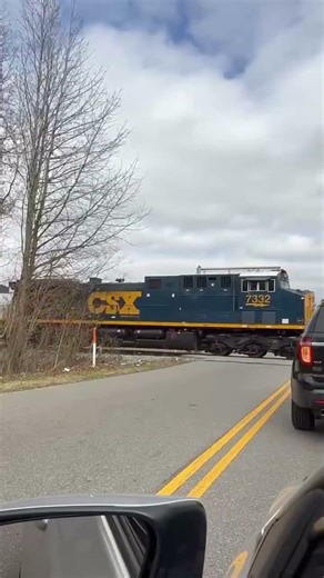 CSX grain train passing a crossing i do not know the name #train #railroad #trainspotting #railfan