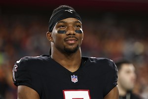 WATCH: Falcons RB Bijan Robinson goes viral with "smear the qu**r" game reference in post-game interview after TNF win