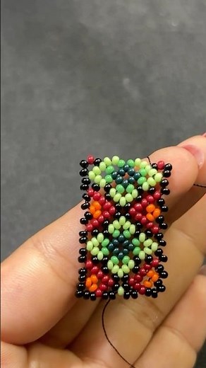 Pulsera Huichol de Chaquira ¿Te gustaría ver el tutorial? Déjamelo en los comentarios 👉🏼💬 #easy