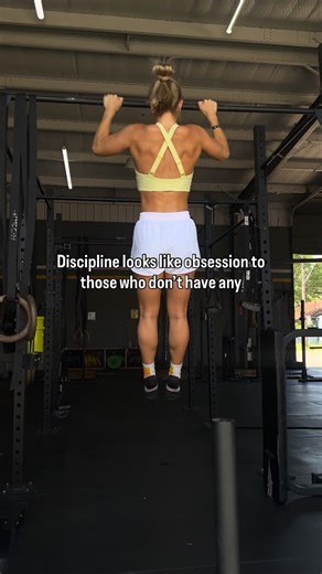 Sarah D Bond | Online Fitness Coach on Instagram: "I said it… now let me explain. Discipline is key. We should be focusing on self-discipline in many areas of our lives. To some, it might look extreme. But what you value — what truly matters to you — determines what you’re willing to do to get there. And that matters. But here’s the tension… There’s a difference between discipline and obsession. If we keep everything so rigid, so “to a T,” we become locked in — and life doesn’t work that way. Th