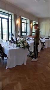 Eukalyptus, ruscus, ruže, ružová gypsomilka hortenzie, pivonky, dáhlie a lysianthus... to bola naša tajná zmes, ktorá vytvorila romantickú a elegantnú atmosféru na tomto špeciálnom dni. Každý jednotlivý prvok bol starostlivo vybraný a umiestnený s láskou a zmyslom pre detail, aby sme dosiahli dokonalý výsledok. Náš tím sa s nadšením pustil do práce a kúzlo sa stalo! Kvetinové aranžmány na stoloch a v okolí hociakého rohu priniesli do svadobného miesta neodolateľnú eleganciu. Ako sme sledovali, a