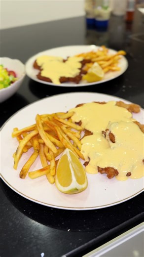 Schnitzel – super dünn, crispy aber saftig! 😮‍💨🔥 Geheimrezept von Rosin für die Panade! 💡 Interessanter Fakt: Viele sagen, das Schnitzel hätte seinen Ursprung in der Türkei. 🇹🇷✨ Rezept / Zutaten: \t•\t2–3 Hähnchenbrust \t•\t2 Eier \t•\t2 TL Salz, Hähnchengewürz & Paprikapulver (edelsüß) \t•\t1 TL Pfeffer \t•\tToastbrot (älteres ist besser) \t•\tÖl zum Frittieren #schnitzel #germanfood #chickenrecipes #hähnchenbrust #turkishfood