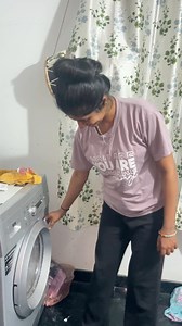 Eni akkana ellada washing machine clean malpuna bele korther/Niklna eladla kuntu ardhuna mechine ethnda e powder masth use full👍🥳 If your clothes smell musty or your wash isn’t as fresh as it used to be… the problem isn’t your detergent, it’s your washing machine. Detergent residue, limescale, and hidden gunk build up over time and mess with your wash quality. That’s where Klenzmo Washing Machine Cleaner & Descaler Powder steps in — doing the dirty work so your machine doesn’t have to. Here’s 