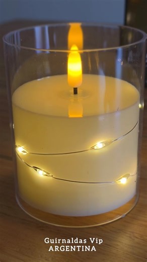 🕯️ Velas LED con llama en movimiento, súper realistas, ideales para ambientar cualquier evento o espacio. Vienen con vaso tipo cristal plástico, seguras, sin humo y sin calor. Funcionan con tres pilas triple A, no incluidas, y miden diez por ocho centímetros, el tamaño justo para decorar mesas, livings o recepciones. Producto nuevo, en caja, listas para usar. Si buscás calidez, elegancia y cero riesgo… estas velas son un golazo. | Guirnaldas Vip