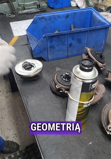 Zmienne geometrie w turbosprężarkach nie wybaczają zaniedbań. Nagar, sadza i osady potrafią skutecznie unieruchomić mechanizm i doprowadzić do kosztownych napraw. Dlatego cieszy nas, że Air Intake and Valve Cleaner jest wykorzystywany w jednym z największych zakładów specjalizujących się w regeneracji turbosprężarek @motoremo_turbo . To nie jest przypadek ani marketingowa współpraca. W takich miejscach testuje się wszystko, co dostępne na rynku — zostaje tylko to, co realnie działa, szybko i bez