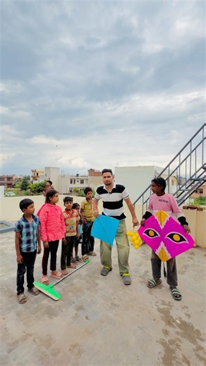 बच्चे ने गेंद से पतंग पर निशाना लगाया और नई पतंग जीत ली😍🪁#kite #kiteflying #patang #patangbazi