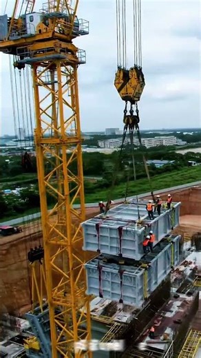 Giant Crane Lifts Massive Structure!