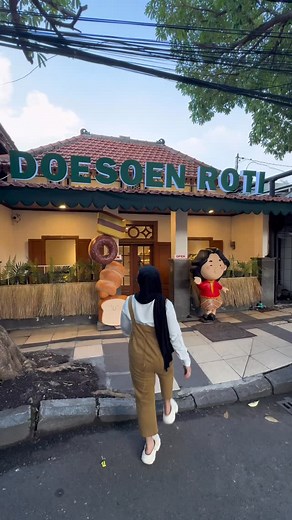 Toko roti yang super aeshtetic vintage dan heritage banget dengan harga terjangkau cocok untuk ootd an atau sekedar belanja 😍 ya cuma di @doesoen_roti . . 📍Lokasi sudah ada di akhir video . . #food #foodie #foodlover #kuliner #enak #murah #vintage #heritage #aesthetic #aesthetics #bread #bread #roti #instagram #ootd #breadstore | Fitria Sasmita
