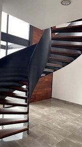 Escalera helicoidal de acero. Con huellas de madera NATURAL 😮‍💨. #architecture #mexico #monterrey #queretaro #design #archilovers #picoftheday #architecturephotography #architecturelovers #interiordesign #diseño #archdailymx #interiorismo #amazingarchitecture | Mob Arquitectos