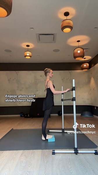 You can also do this on the stairs! Save and try at home :) ⭐️ Are you an asparing dancer looking to take your strength to the next level? Apply for private training through the link in my bio! 🩰 #heelraises #stronglegs #dancerlegs #ballerinalegs #balletbody #crosstraining #strongfeet #balletdancer #dancers #training #privateballetcoach
