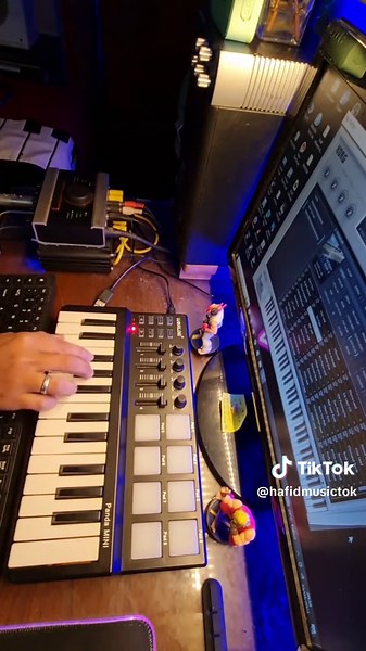 Solitary Shell by Dream Theater w/ Worlde Panda Mini #dreamtheater #worlde #music #production #midicontroller #musicproduction #homestudio #keyboard #solitaryshell