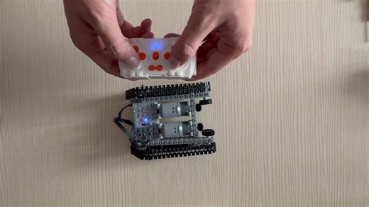 乐高积木遥控器调试教程：驾驭积木遥控车在房间里自由驰骋，享受假期