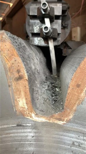 The shaper machine is cleaning this gear