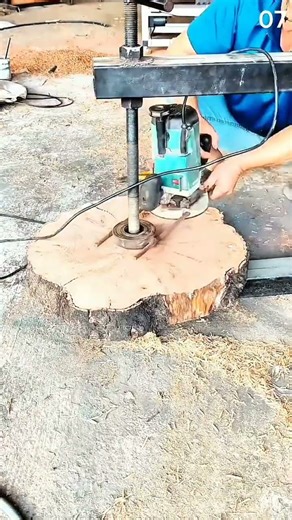 Flattening large tree stump surface using router jig assembly