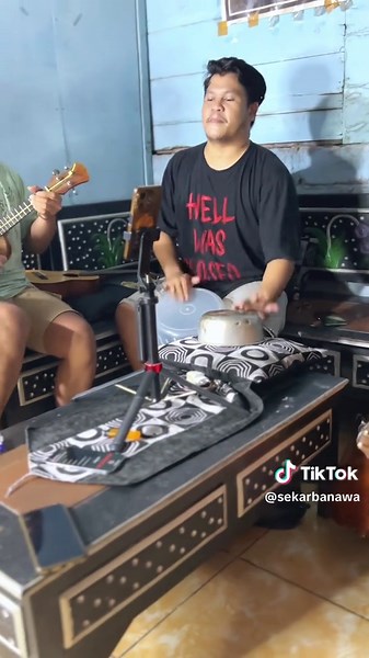 Keroncong Seba: Om Lorenza dan Tambal Ban Menari