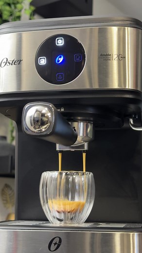 Esse ano a @osterbrasil completa 100 anos e quem ganha presente somos nós! ✨ Olhem esse super lançamento, a mais nova cafeteira espresso com painel digital: OCAF900 Os produtos da Oster® ajudam a tornar os momentos comuns do dia a dia em ocasiões extraordinárias, deixando a vida mais prática e acrescentando mais sabor para seus preparos. #publi #cafeteira #oster #osterbrasil #cafeteiraespresso