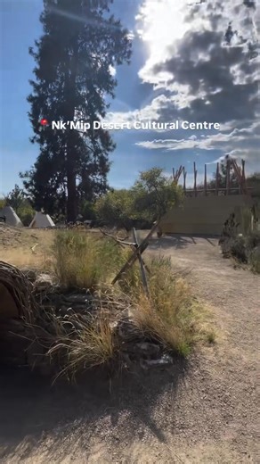 ☀️ Osoyoos sits on Canada’s warmest freshwater lake in the Okanagan Valley, surrounded by stunning valley and beach views. From dining and wineries to tours and Indigenous experiences, there’s plenty for you to explore. Credit: @bridzii | Super, Natural British Columbia