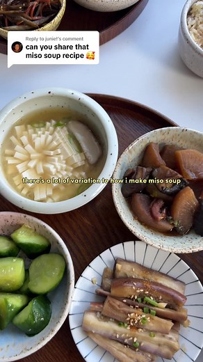 Replying to @junie! Ok!! I use 1 fat tbsp of miso paste for every 2 cups of water. Theres also a full recipe on my blog :) #misosoup #easyrecipe #japanesefood #cookingtiktok #fyp
