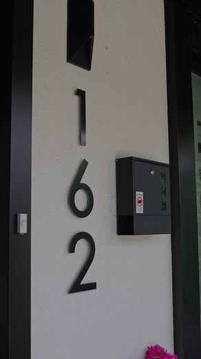 Chez Mon adresse civique, chaque numéro de porte et chaque boîte aux lettres sont conçus ici, avec soin. En choisissant nos produits, tu optes pour : ✅ Une qualité et une durabilité garanties ✅ Un savoir-faire québécois authentique ✅ Des produits certifiés par Les Produits du Québec Fabriqué au Québec, pensé pour toi! 🏡💙 👉 Découvre nos produits ici : monadressecivique.com | Mon Adresse Civique