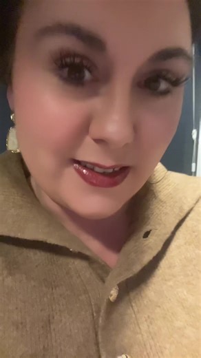 Mum’s got 30 minutes to glow up before leaving the house 😅 Popped these teeth whitening strips on to see if I can brighten my smile a bit before heading out. Quick tip if you’re thinking of trying these — there’s a 2-box offer on at the moment, so you get more for your money 🤍 #teethwhitening #whiteningsmile #smileglowup #beautytryon #drdent