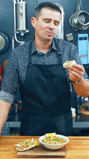 Ce facem cu vinetele pe care le-am pus la congelator? Păi... Salată de vinete nu? Uite aici o variantă de salată care o să îți facă vinerea mai ușoară. | Șef Paul Constantin