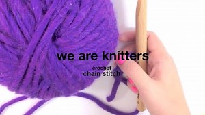 Avec We Are Knitters on se motive pour apprendre le crochet ! Leçon n°1 : Comment faire une maille chaînette (ou maille en l'air) ? http://bit.ly/2cpssco | Marie Claire Idées