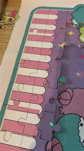 Playing puzzle #puzzlehellokitty