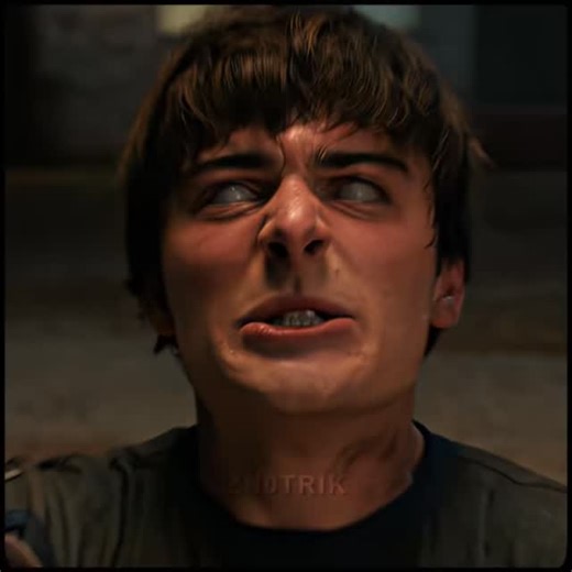 🎞️ 𝑵𝒚𝒍𝒂𝒏𝒆𝒅𝒊𝒕𝒔🪽 on Instagram: "Will🔥💀 - - 日本利用压电瓷砖将脚步转化为电能。这些瓷砖捕捉来自你脚步的动能。当你行走时，你的重量和动作会对瓷砖产生压力。瓷砖会轻微弯曲，从而产生机械应力。瓷砖内部的压电材料将这种应力转化为电能。每一步都会产生少量电荷，而数百万步结合在一起就能产生足够的电力来驱动LED灯、数字显示屏和传感器。在像涩谷车站这样繁忙的地方，每天大约有240万个脚步为这一系统作出贡献。这些电能可以被储存或立即使用，从而减少对传统电力来源的依赖，并支持可持续的城市基础设施。这种方法将日常运动转化为实用的可再生能源。 #日本 #知识 #事实 #你知道吗 #推荐 #科技 #创新 #历史 #技术 #实验 #热门"