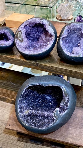 スリーエイト★スタッフ on Instagram: "1月5日(月）15:00からのライブ配信にて、 《丸型アメジストドーム》をご紹介します💖 2026年を開運からスタートしましょう⛩️ そして… あの希少なドームも😻 しゃちょーのアカウント @three_eight_38 新着情報最速‼️フォロー推奨でっす(((o(*ﾟ▽ﾟ*)o))) スリーエイトスタッフ なーち姫でした👸🏻 #天然石 #パワーストーン #アクセサリー #アメジスト #アメジストドーム"