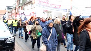 Demo in Walsrode: Lautstark läuft die Gruppe, die gegen Tierversuche und Tierleid demonstriert, durch die Stadt zurück zum Bahnhof. | Walsroder Zeitung