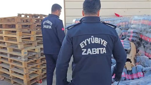 Siverek Haber on Instagram: "Şanlıurfa'da tarihi 1 yıldan fazla geçen binlerce kola şişesi ele geçirildi Eyyübiye Belediyesi Zabıta Müdürlüğü ekipleri, Kadıkendi Mahallesi'ndeki bir işletmenin deposunda yaptığı denetimlerde bozuk halde bekletilen 8 bin şişe kola ele geçirdi. Gıda ürünleri ticareti yapan bir işletmenin deposunda gerçekleştirilen denetimlerde, uzun süre güneş altıda beklemesi sonucu etiketlerinin solduğu ve şişelerin şişerek patladığı, son tüketim tarihinin üzerinden bir yıldan fa