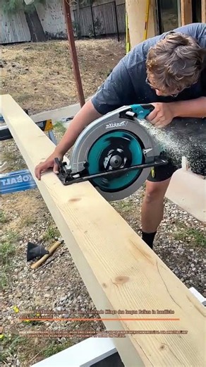 Spannen, schneiden,teilen:Wie die rotierende Klinge den langen Balken in handliche Stücke verwandelt