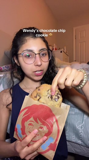 @Wendy’s yum I didn’t even know they had cookies! #chocolatechipcookies #cookies #chocolatechip #wendys #warmcookies #food #dessert #eats #eatwithme #tastetest #cookiereview