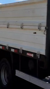 37K views · 87 reactions | Um incidente chamou a atenção de quem passava pela área do Posto de Combustível Guerra nesta terça-feira (25). De acordo com informações, a roda de uma camionete que estava carregada de redutos, teria se soltando repentinamente, deixando motoristas e pedestres assustados com a cena. Apesar do susto e do risco de um acidente mais grave, ninguém ficou ferido. | Classificados Barretos-Sp | Facebook