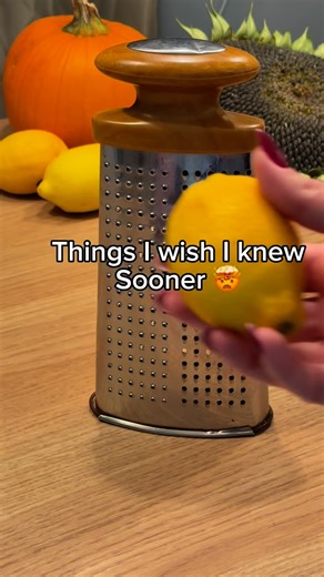 @lifehack_withlu | Lemon zest hack 🍋✨ No mess, no sticking. I wish I knew it sooner. #lifehack #lemon #kitchen #kitchenhack #SmartCooking | Instagram