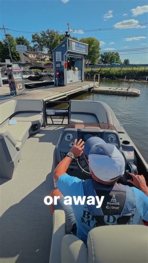 How to Approach a Fuel Dock & Tuck Your Stern In | Boat Docking Tips