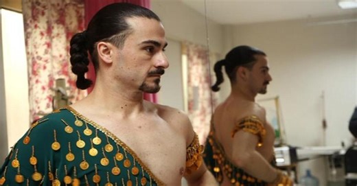 Male belly dancers in Turkey: Shimmying, swaying and gyrating to the beat | Qantara.de
