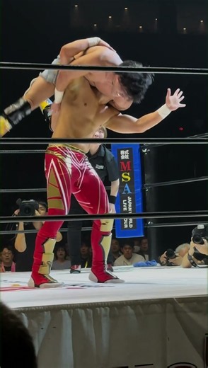 コーナーから反転して飛んだスターボーイ・チャーリーがタイタス・アレクサンダーに絡みついて締め上げる マーベラス「Marvelous横浜BUNTAI大会 ~旗揚げ10周年記念~」2026年5月5日