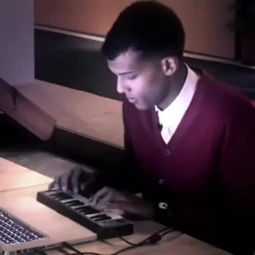 Stromae show the exact same Synth used in Alors on Danse.. #producers #rapinstrumentals #producerslife #rapbeat #leasebeats