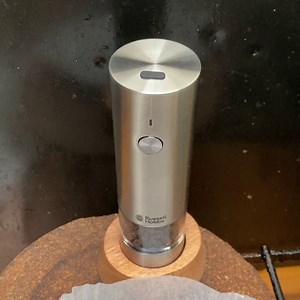 「片手動画撮影でもペッパーミルが使いたいよーーー！！！！」それだけの為に買ったUSB充電式電動ペッパーミル挽き加減も調整できるよコレhttps://t.co/guDAeKZU3w
