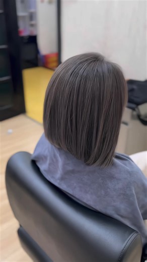 No need to cover up your grey hair with darker hair colour! Blending grey hair is the modern way to colour Seamless grey hair blending using the airtouch or balayage method. Soft dimension, natural grow-out, zero harsh lines ✨ #hairblending #greyhairblending #airtouch #Brunei 🇧🇳 #fypbrunei @cuttingcrewsam