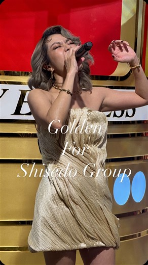Napassorn Suwannanon on Instagram: "Golden กลาง Paragon มอบให้กับคนสำคัญของ Shisedo group ❤️ 🎶 #ShiseidoGroupHolidayExpress #ShiseidoGroupTH #นิวนภัสสร"